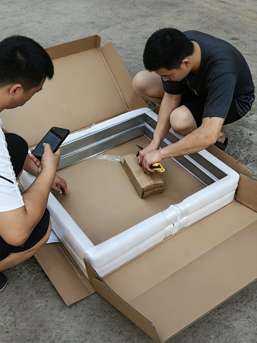 Prüfung der Verpackungsmaterialien vor dem Versand