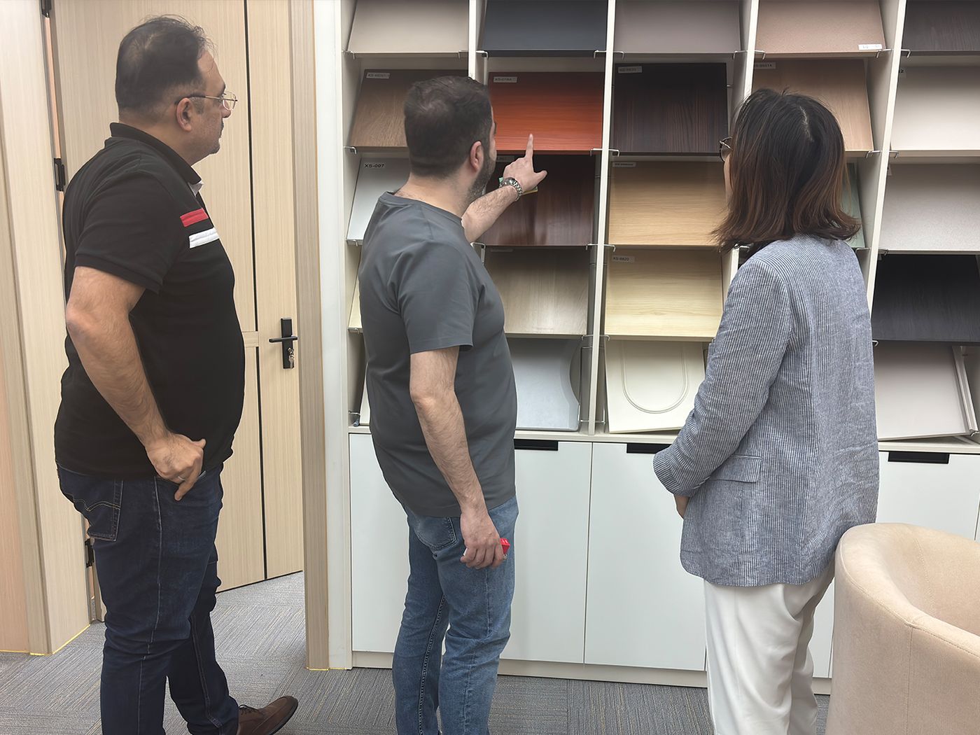 Besucher prüfen Oberflächenmuster im XuSheng-Showroom