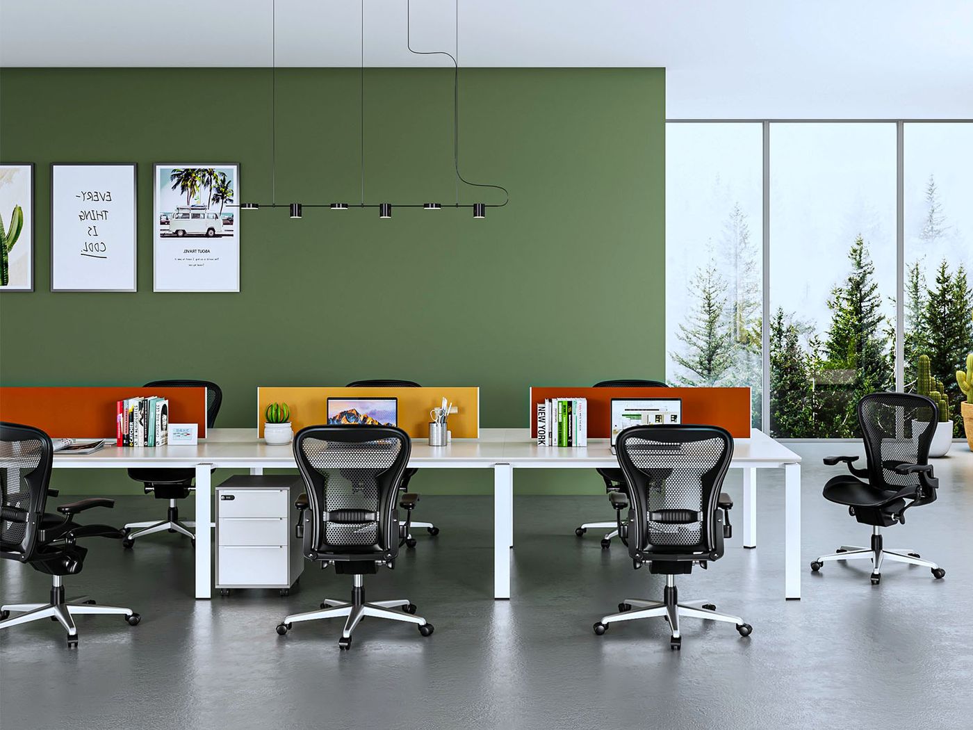 Offene Büroarbeitsplätze mit Schreibtischen, Rollcontainern und ergonomischen Bürostühlen