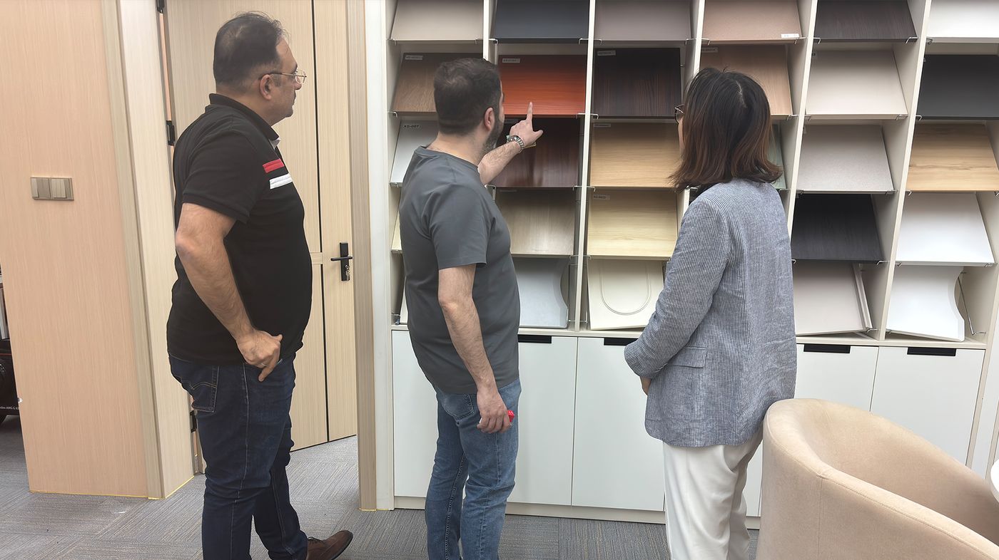 Kunden besichtigen den Ausstellungsraum von XuSheng