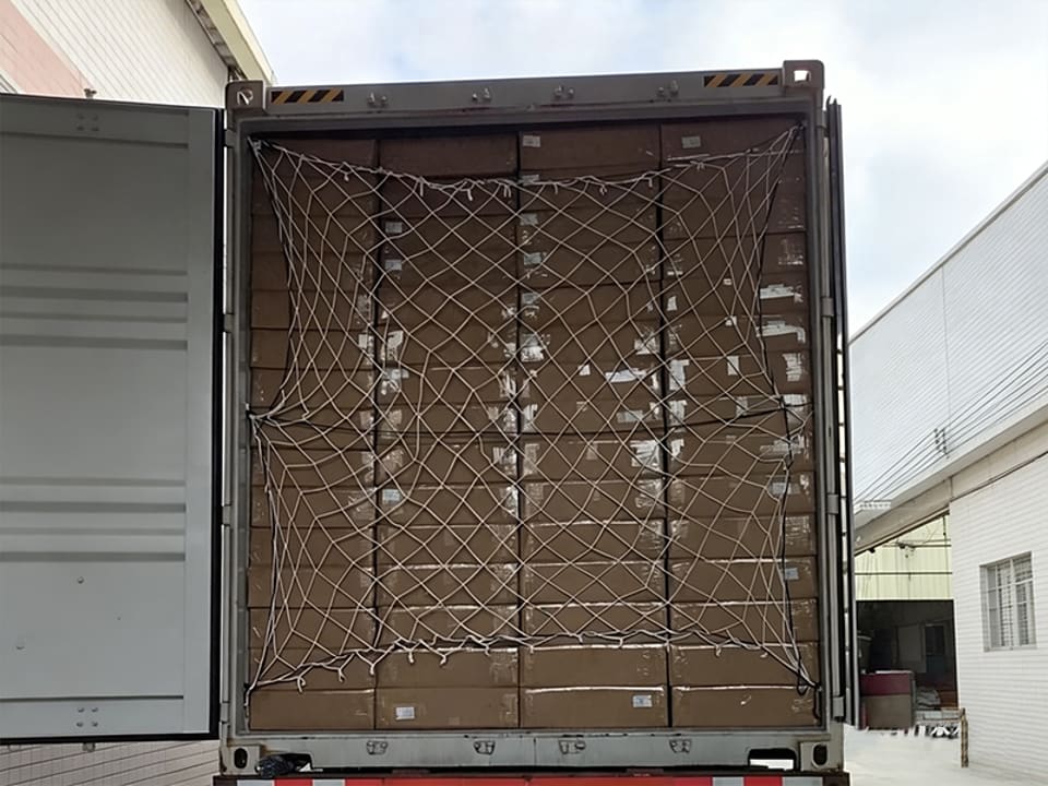 Cargo restraint fitted at the door of a loaded shipping container